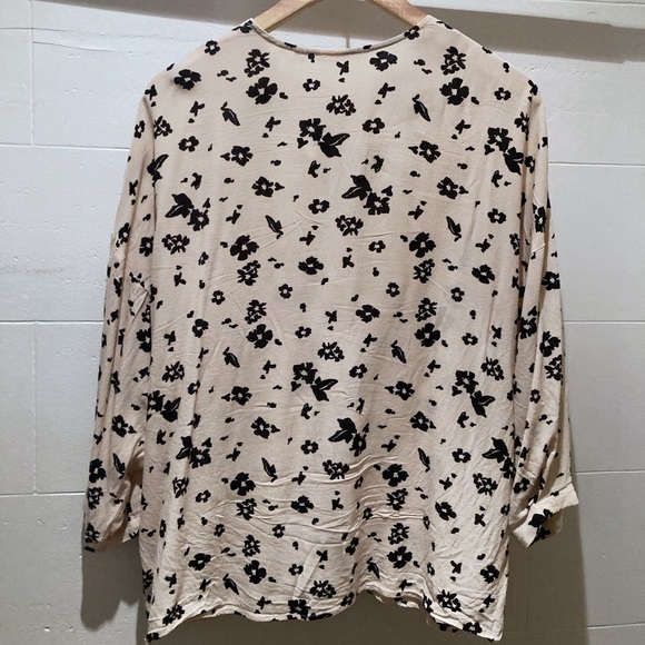 Uniqlo crepe blouse - Cream with black flower - Bat sleeves - Size L - Picture 4 of 4